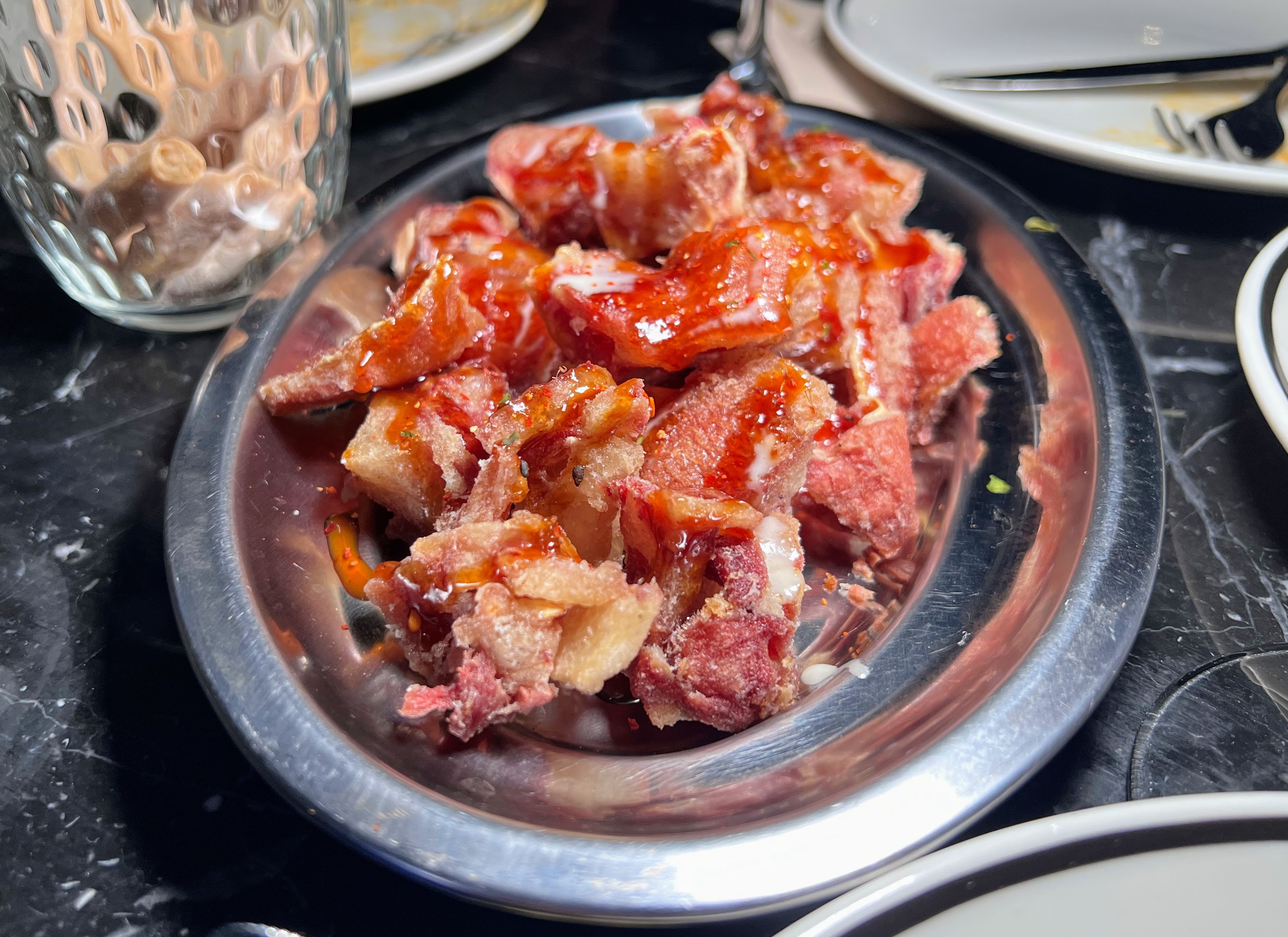 Plato de oreja frita con salsa de tamarindo en el restaurante Binilo.