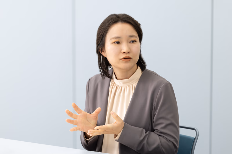 三浦美咲(みうら・みさき)氏/白洋舍 ユニフォームレンタル事業部 営業係長。2014年白洋舍入社。ユニフォームレンタル部門において、新規顧客開拓や既存顧客管理を担当し、2020年から現職。2025年からはLCA算定プロジェクトの推進を担う。