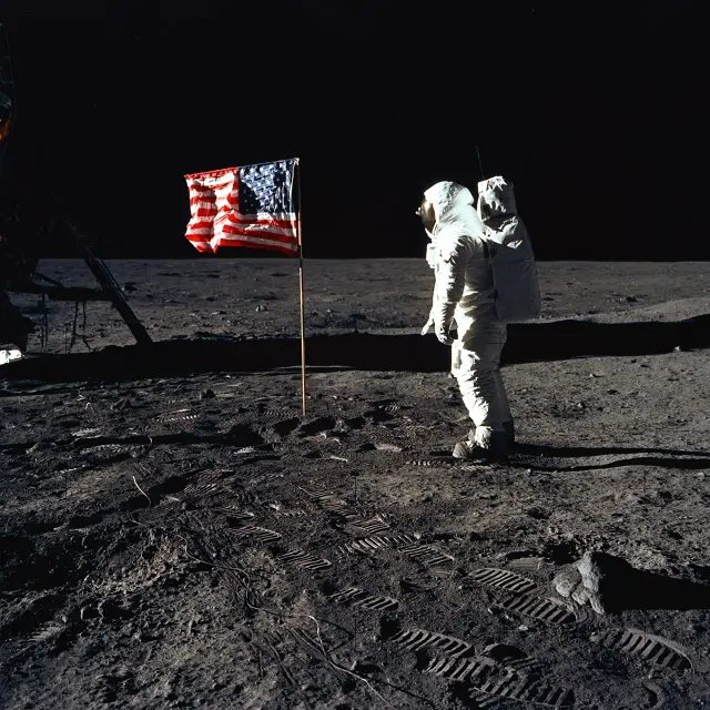 El astronauta Edwin E. "Buzz" Aldrin, Jr., junto a la bandera estadounidense durante una caminata lunar del Apolo 11.