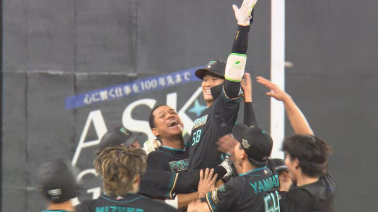 【ファイターズ】奈良間大己2試合連続のヒーローに「持ってますね〜」今季初の延長戦で今季初のサヨナラ勝ち 新庄監督の期待には「打席をくれているので、何とか応えたいという気持ちが大きい」｜FNNプライムオンライン