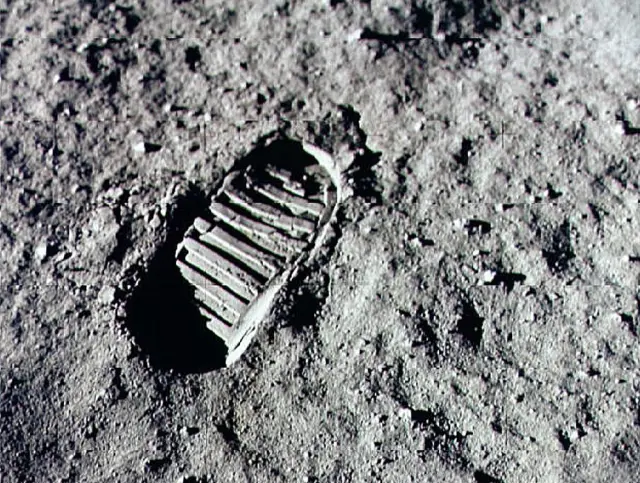 Neil Armstrong hizo historia el 20 de julio de 1969 al dejar la primera huella humana en la superficie de la Luna. El 20 de julio de 1999 se conmemoró el 30.º aniversario del alunizaje del Apolo 11.