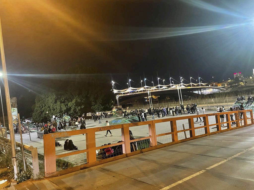 Foto que aport� la abogada del patinador para demostrar que la instalaci�n tambi�n se usaba como 'botell�dromo'.