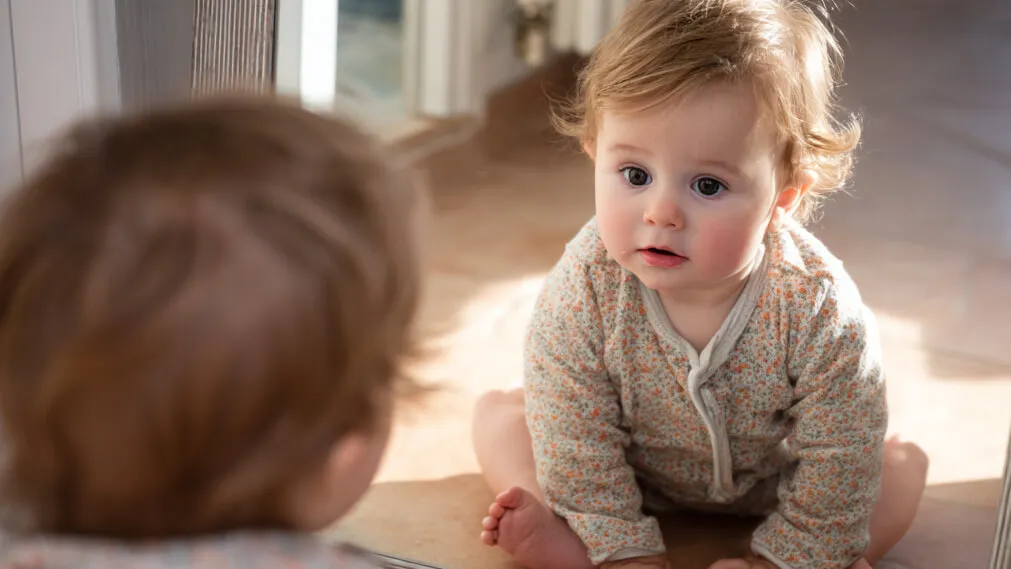 Los bebés no son inmediatamente conscientes de su cuerpo.