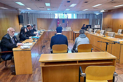 Francisco M.S  (a la izquierda) antes de fugarse del juicio en la Audiencia Provincial de Madrid.