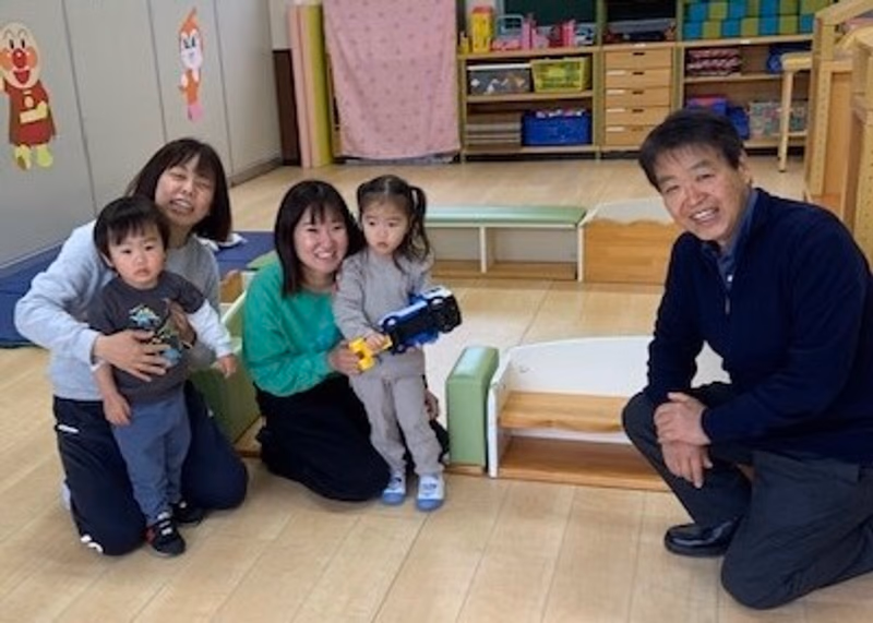 多摩市の緑ケ丘幼稚園の「誰でも通園」用保育室。右が有馬篤樹園長。