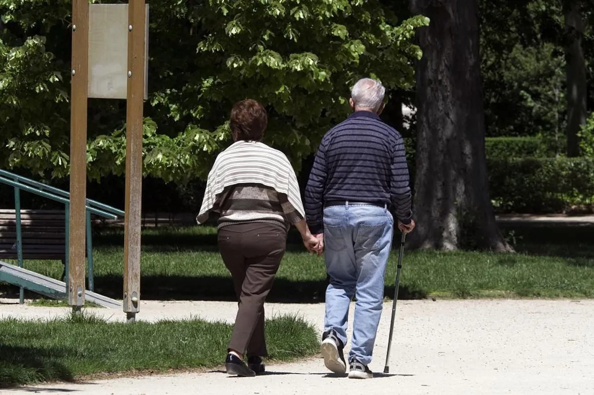 Mayores paseando en El Retiro, Madrid