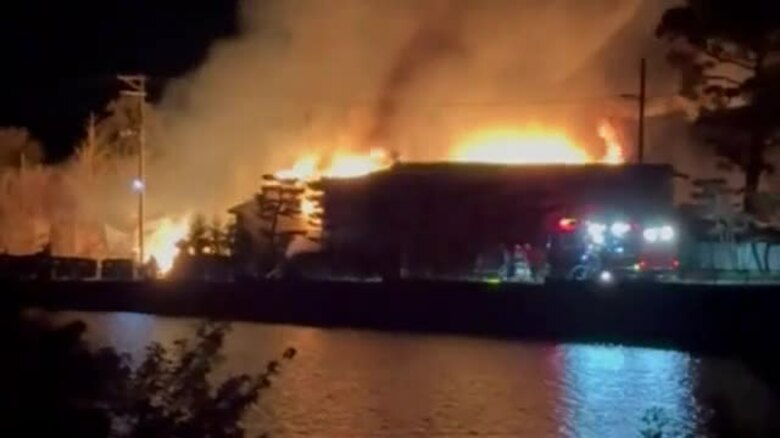 秋田市金足で住宅1棟と隣家の一部焼く火事　火元の1人暮らしの70代男性、両手にやけど｜FNNプライムオンライン