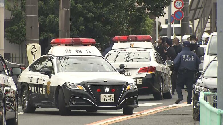 警察官突入も刃物男の姿確認できず行方探す　少年をハンマーで殴るなど8人ケガさせ立てこもり　東京・福生市｜FNNプライムオンライン