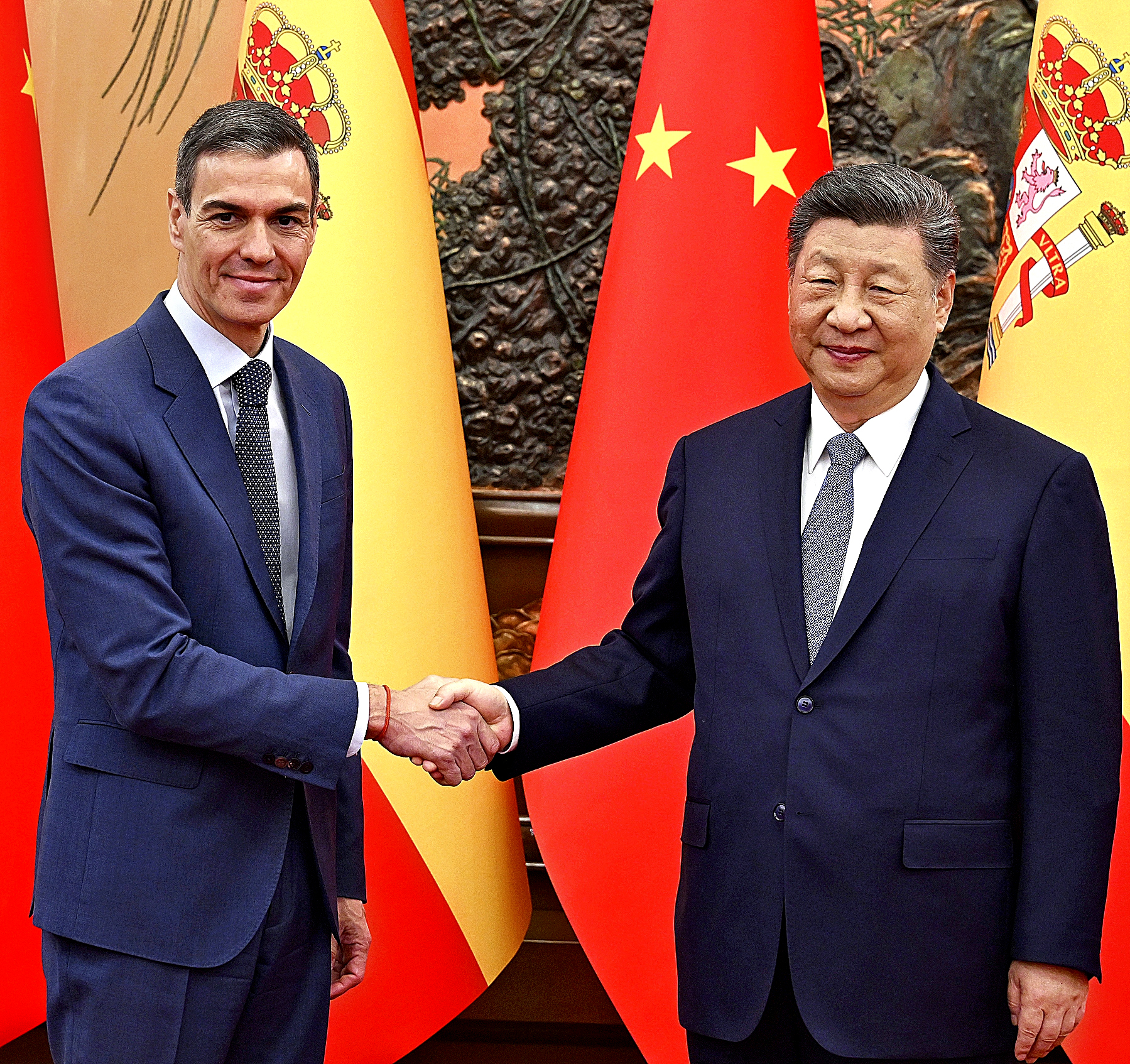 Pedro S�nchez y Xi Jinping antes de su reuni�n  ayer en Pek�n.