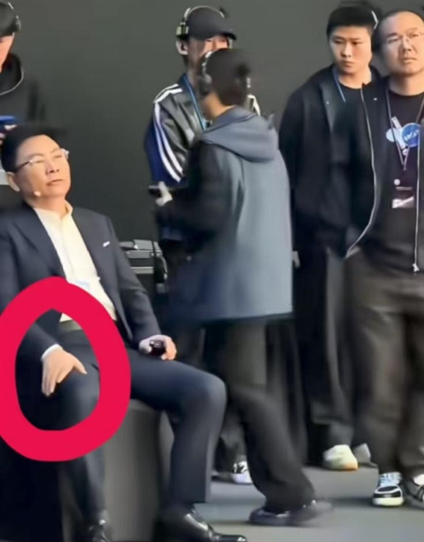 俞敏洪致歉!四大主播离职,东方甄选遭大量会员排队退费;DeepSeek多位核心骨干离职去大厂;马斯克把方向盘删了!特斯拉Cybercab已投产
