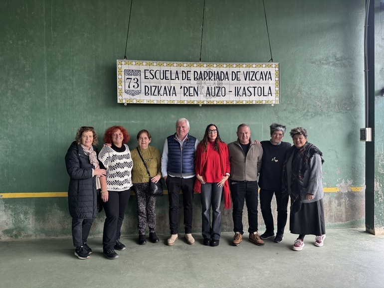 La consejera Bego�a Pedrosa junto a representantes de una escuela rural de Bizkaia.