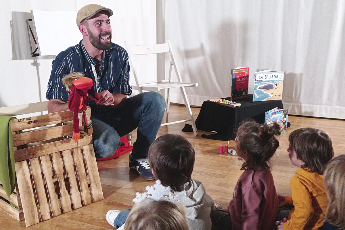 'Momi' Ogalla, narrador oral y experto en teatro social, durante uno de sus encuentros, repletos de historias, con p�blico infantil.