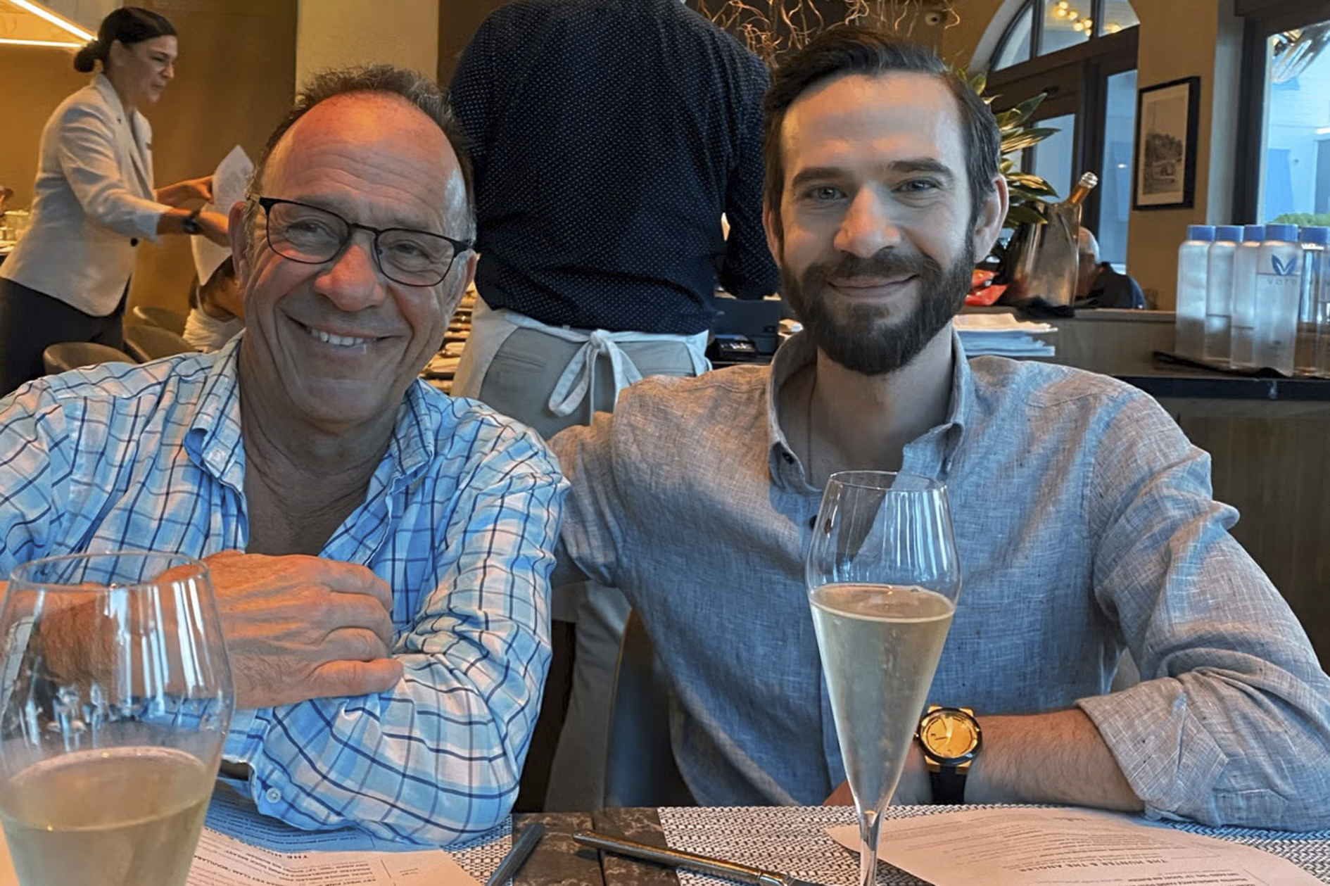 Joel Gavalas y su hijo Jonathan en una imagen difundida por el padre de la v�ctima a trav�s de AP