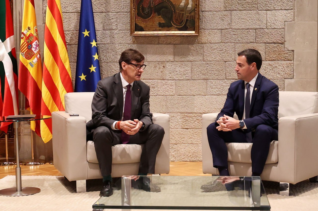 El 'president' Salvador Illa y el 'lehendakari' Imanol Pradales en una reuni�n en el Palau de la Generalitat.