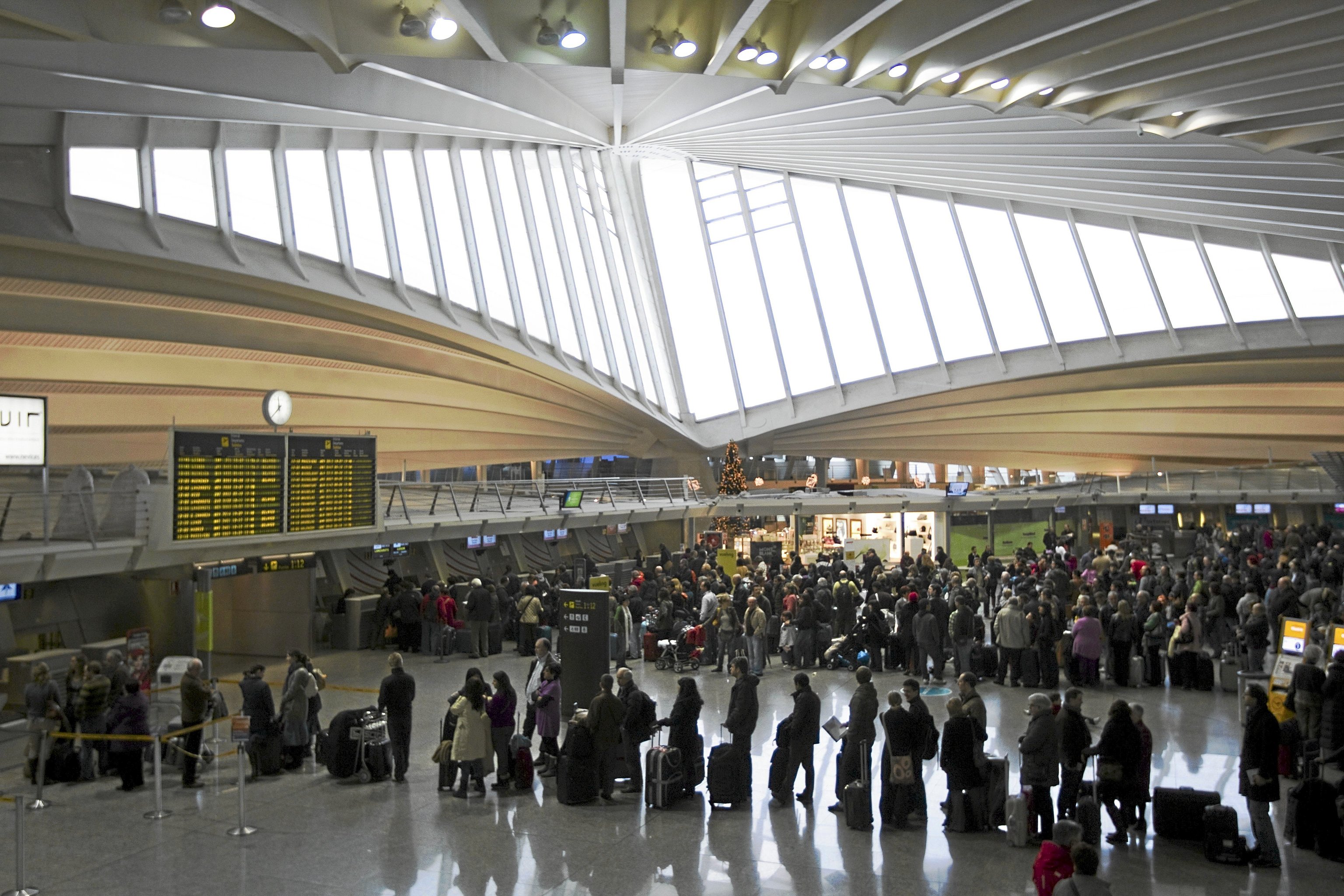 Filas de pasajeros esperan a facturar sus equipajes en el aeropuerto vizca�no de Loiu.