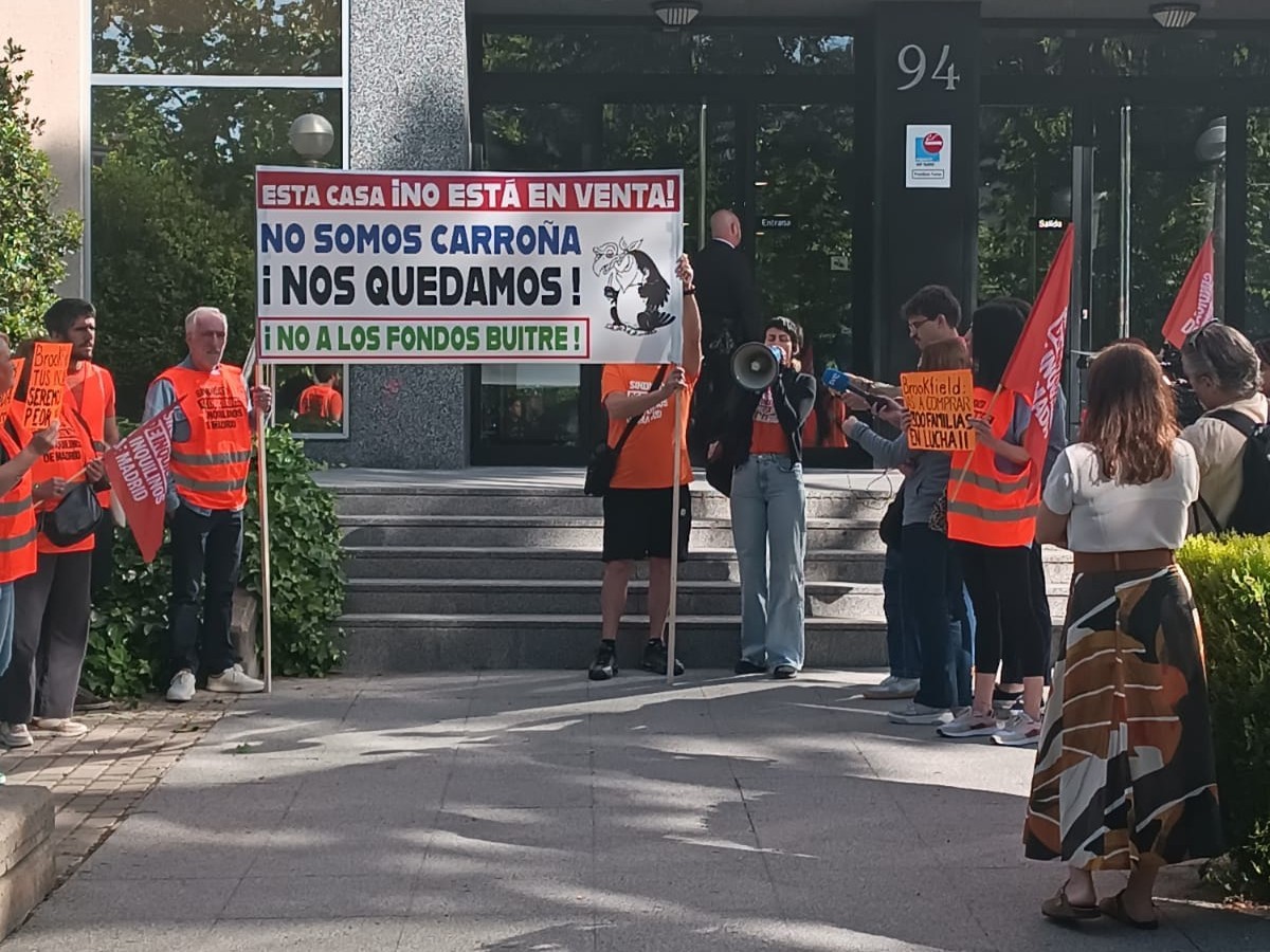 La manifestación convocada por los vecinos en la Sede de Fidere.