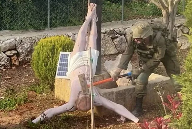 El soldado de Israel golepeando con un mazo un Cristo ca�do.