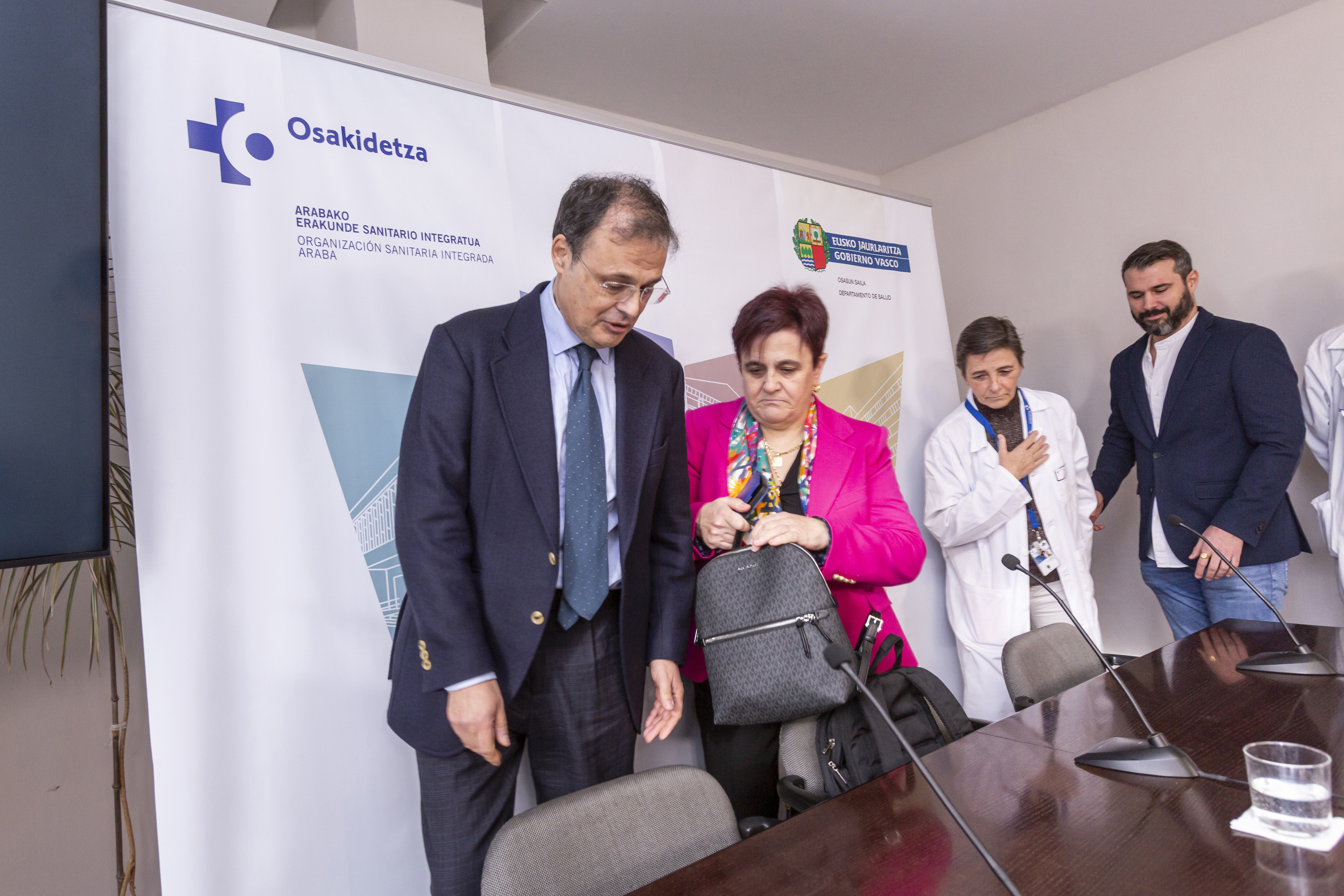 El consejero Alberto Mart�nez junto a la directora general de Osakidetza Lorea Bilbao durante una comparecencia en el centro de salud de Salvatierra (�lava).