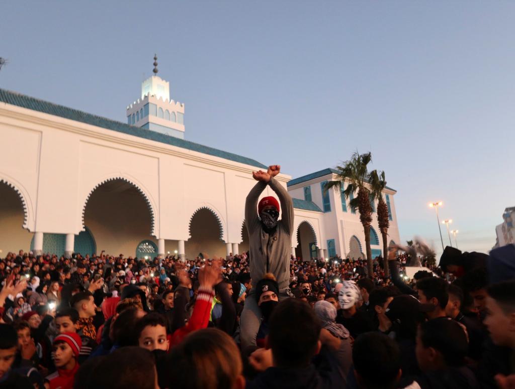 Cientos de personas, en su mayor�a j�venes y ni�os, salieron a la calle en Castillejos (Marruecos) para protestar en 2021 por el cierre de la frontera con Ceuta, que ha sumido a la regi�n en una crisis sin precedentes.