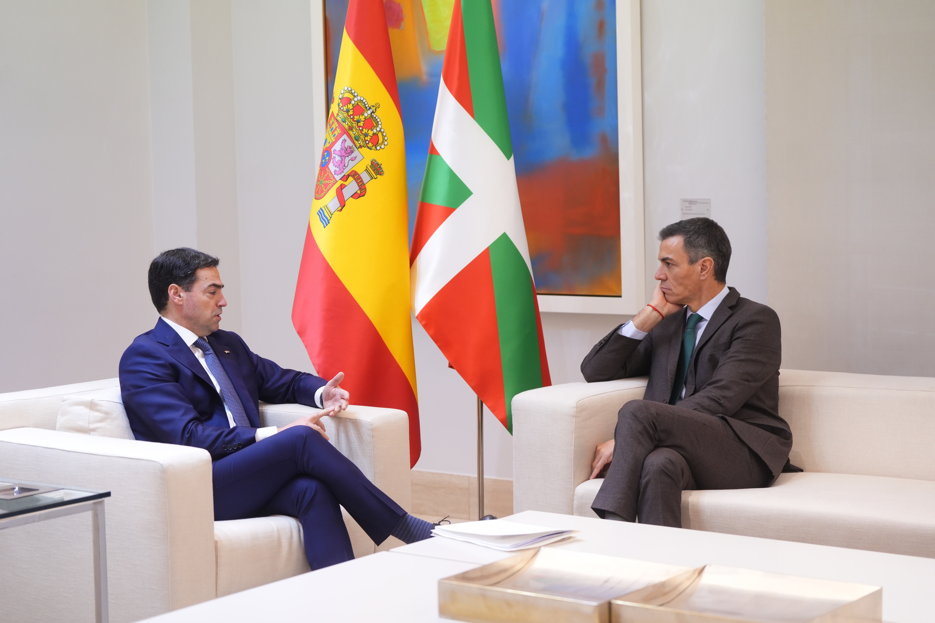 El 'lehendakari' Imanol Pradales junto al presidente Pedro S�nchez en La Moncloa durante su reuni�n del pasado 27 de marzo.