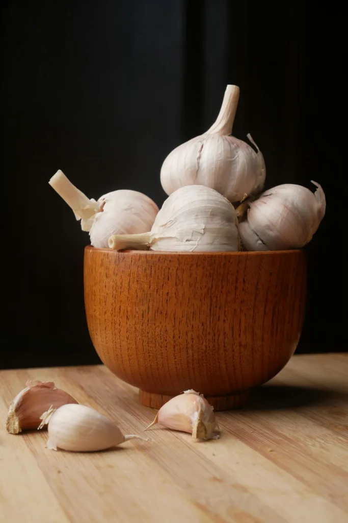 El ajo es tan poderoso como su aroma. Tiene múltiples beneficios para la salud, sobre todo para el corazón, pero también ayuda a prevenir el cáncer, para fortalecer el sistema inmunológico e incluso, para mejorar la piel, entre otros aportes.