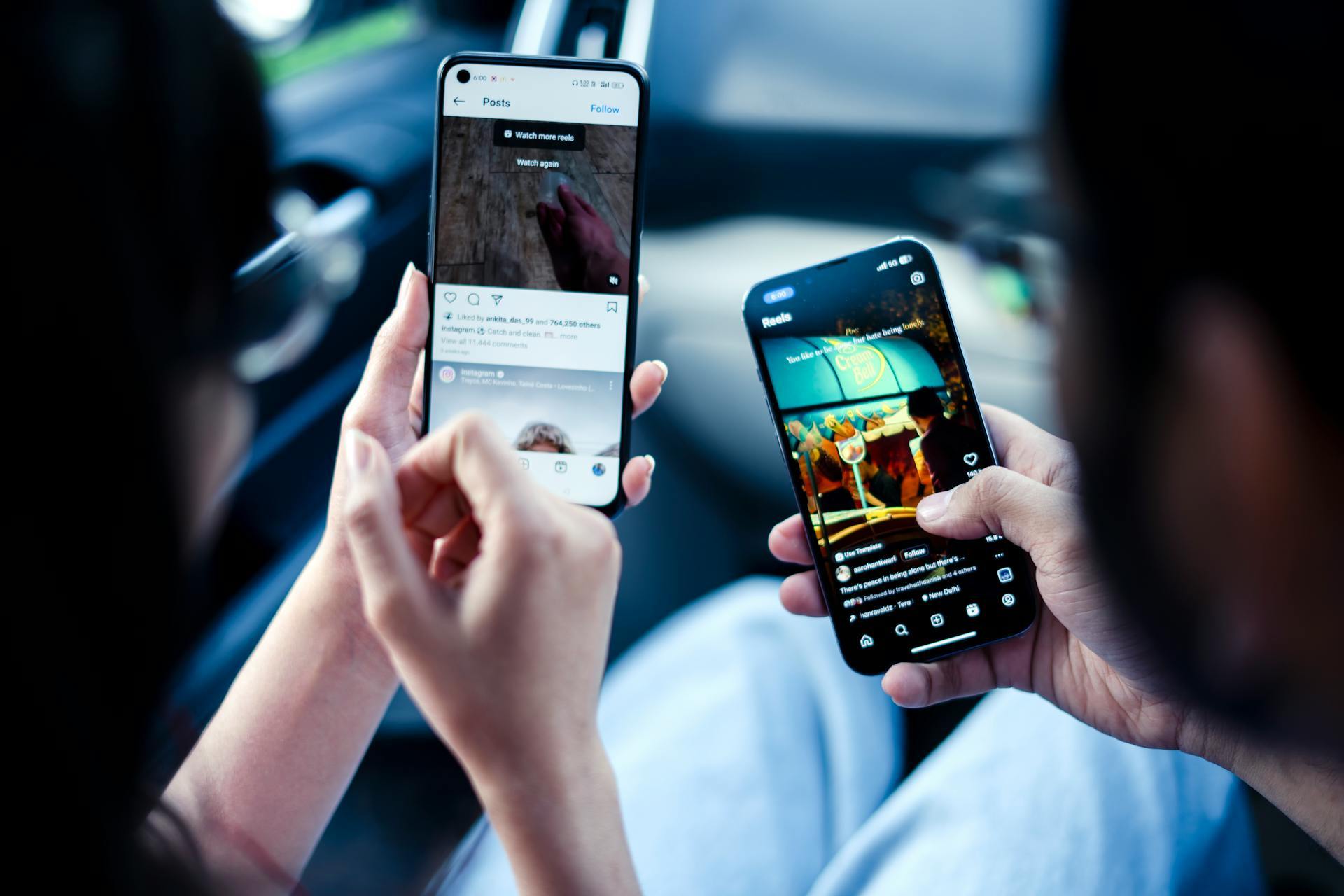 Dos usuarios de Instagram utilizando la red social en sus m�viles.
