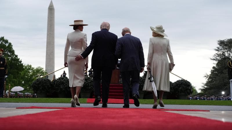 Melania e Camilla, diverse ma stesso look: vestite in bianco per la ritrovata unità