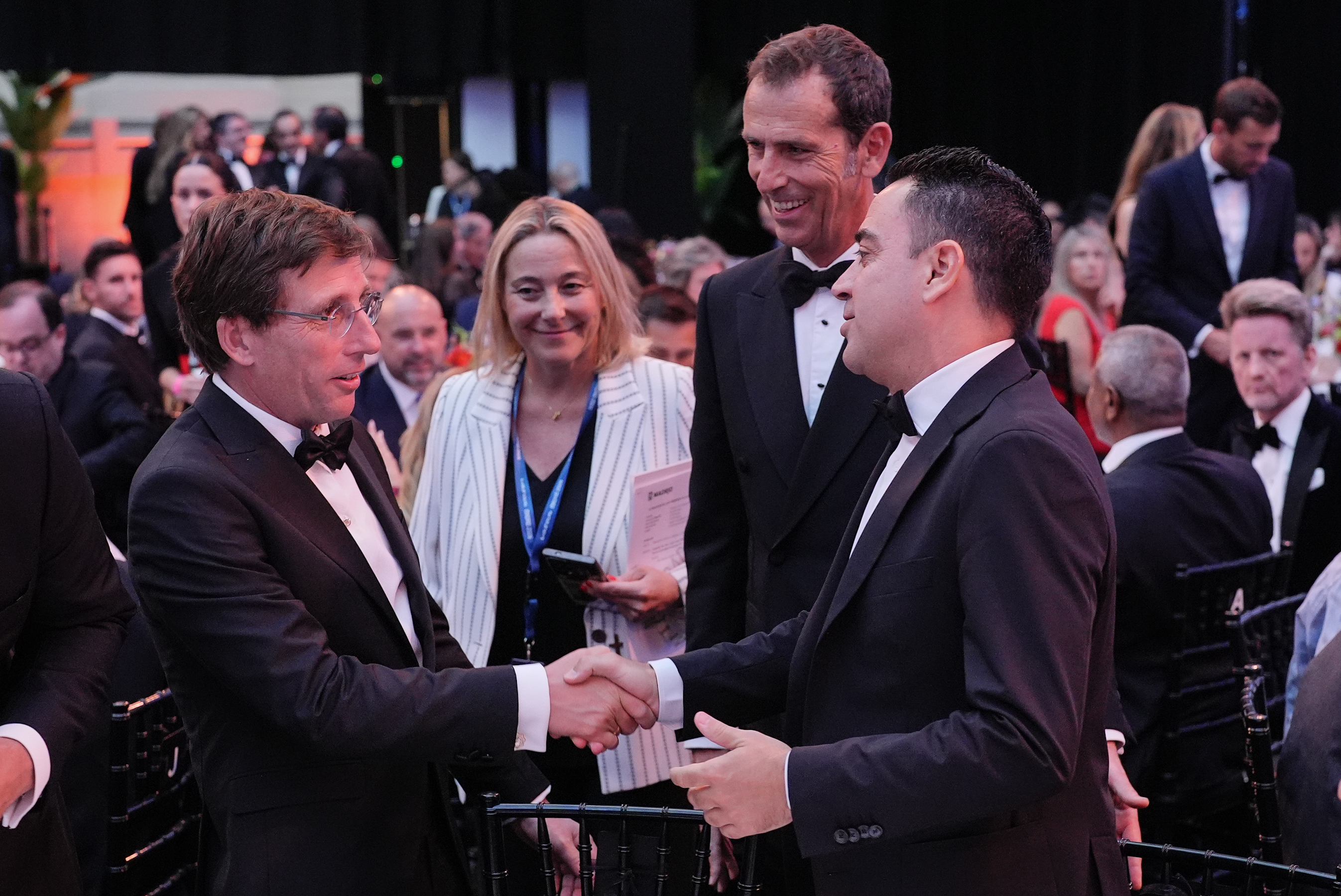 Almeida saluda a Xavi Hern�ndez durante la gala.