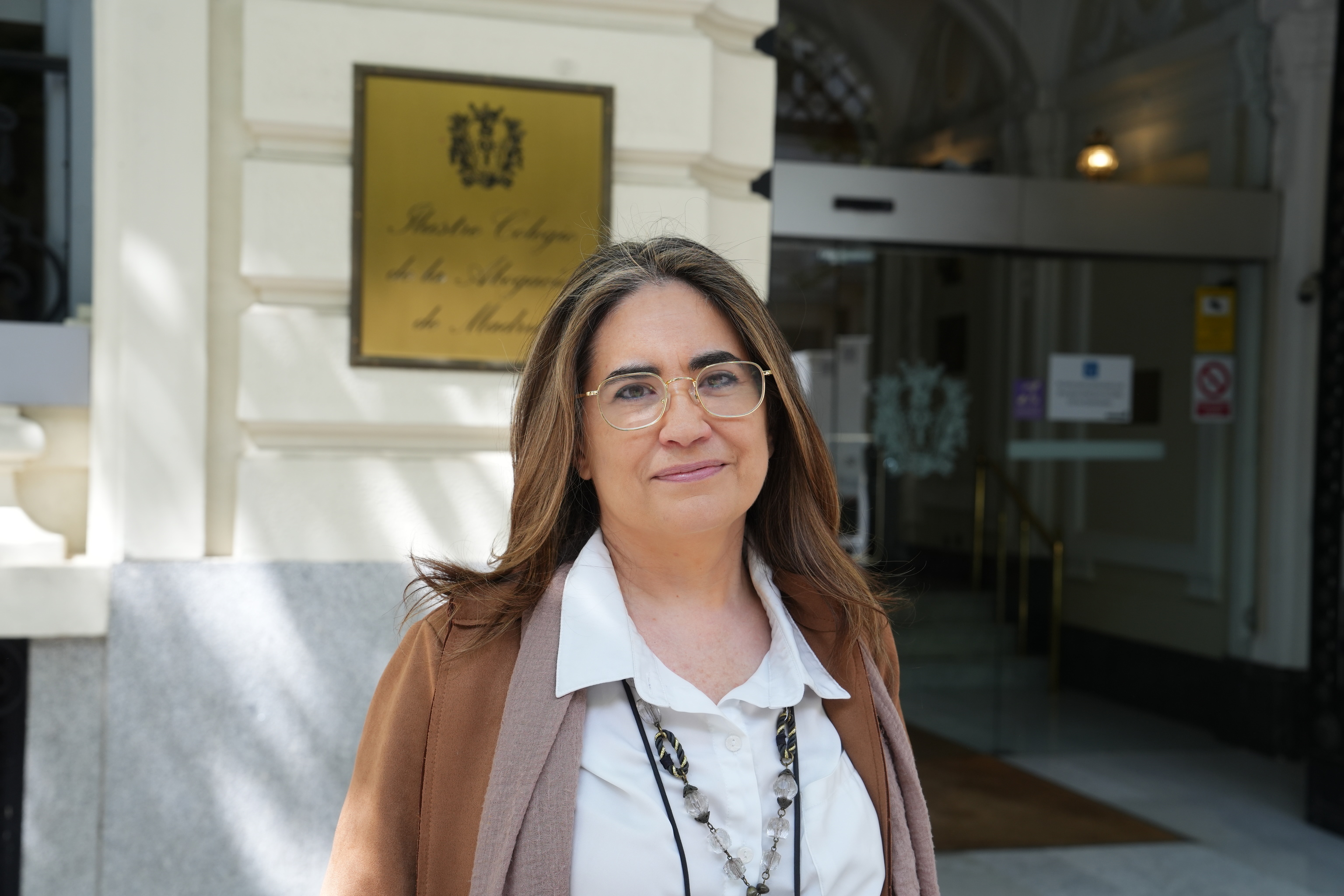 Patricia G�mez, frente al Ilustre Colegio de la Abogac�a de Madrid.