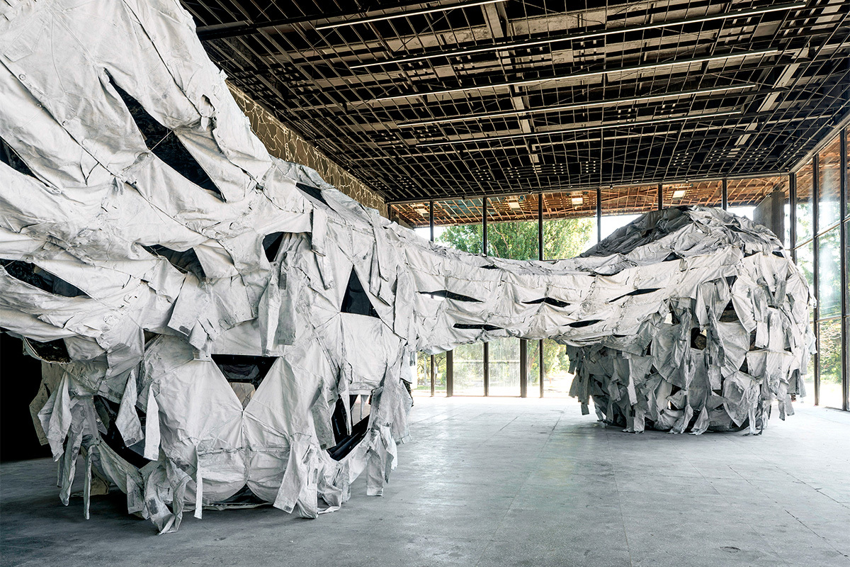 'Tres esferas perfectamente proporcionadas y uniformes de camuflaje pintados de blanco' (2025), la instalaci�n de Weiwei en Kiev.
