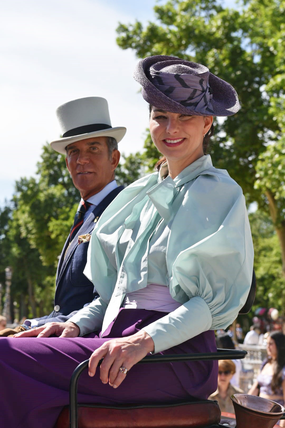 Roc�o Peralta, este s�bado, vestida por Antonio Garc�a, acompa�ada por Rogelio G�mez Ausin, durante su recorrido por la Plaza de Espa�a.