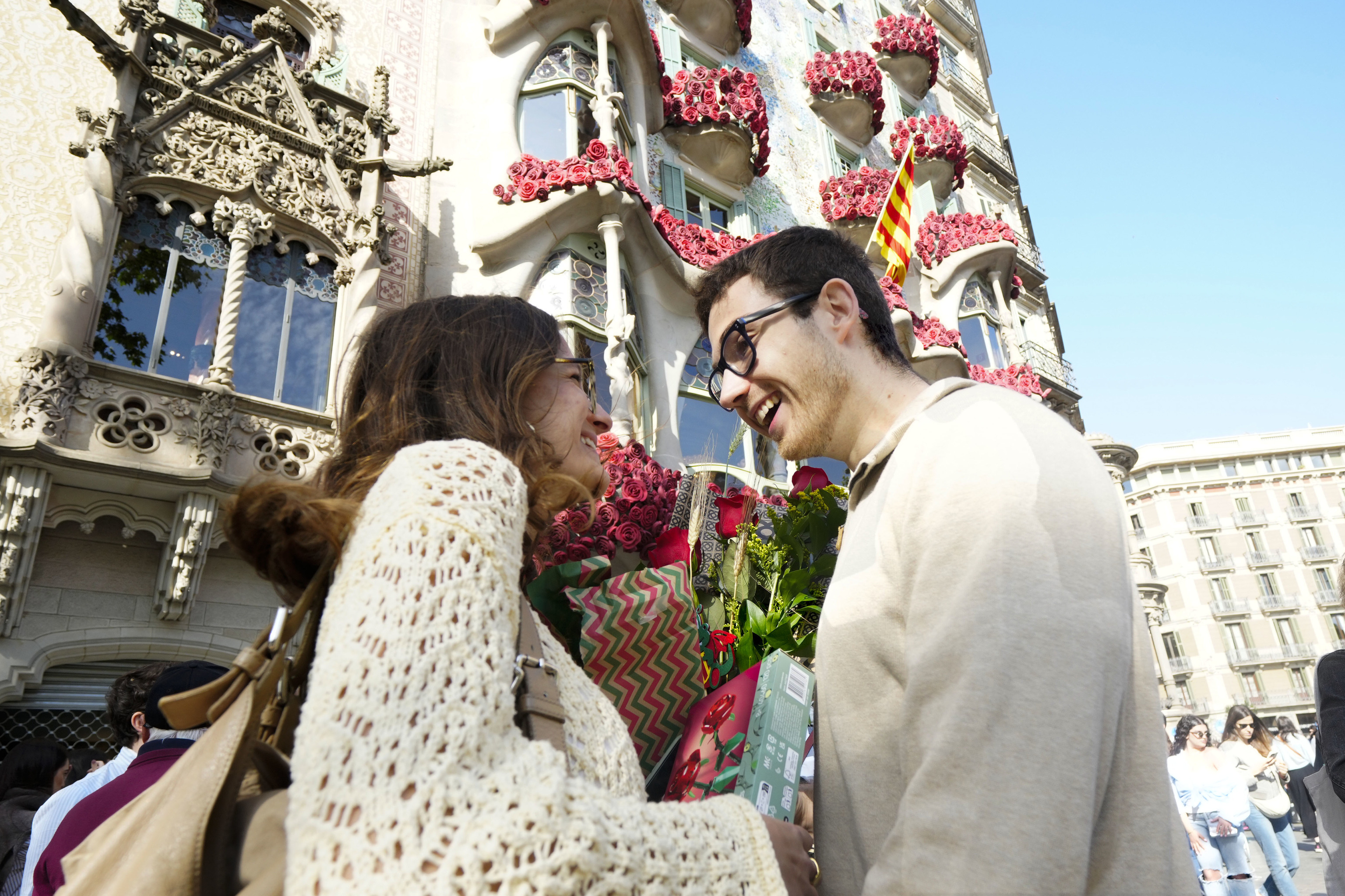 Una pareja ante la Casa Batll�, con su tradicional decoraci�n de rosas, durante la diada de Sant Jordi