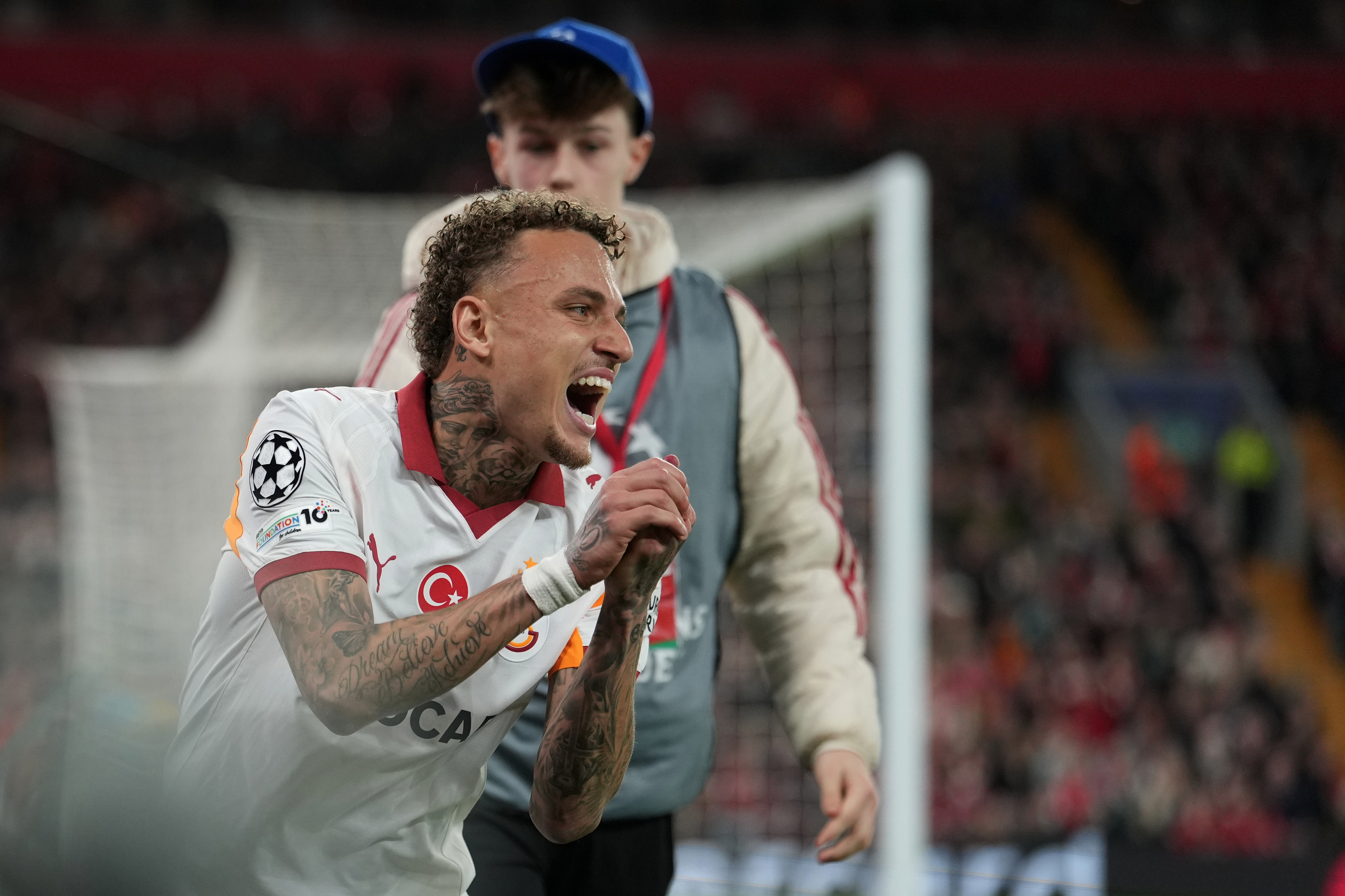 El jugador del Galatasaray Noa Lang tras producirse un corte profundo en un dedo en una valla de Anfield.