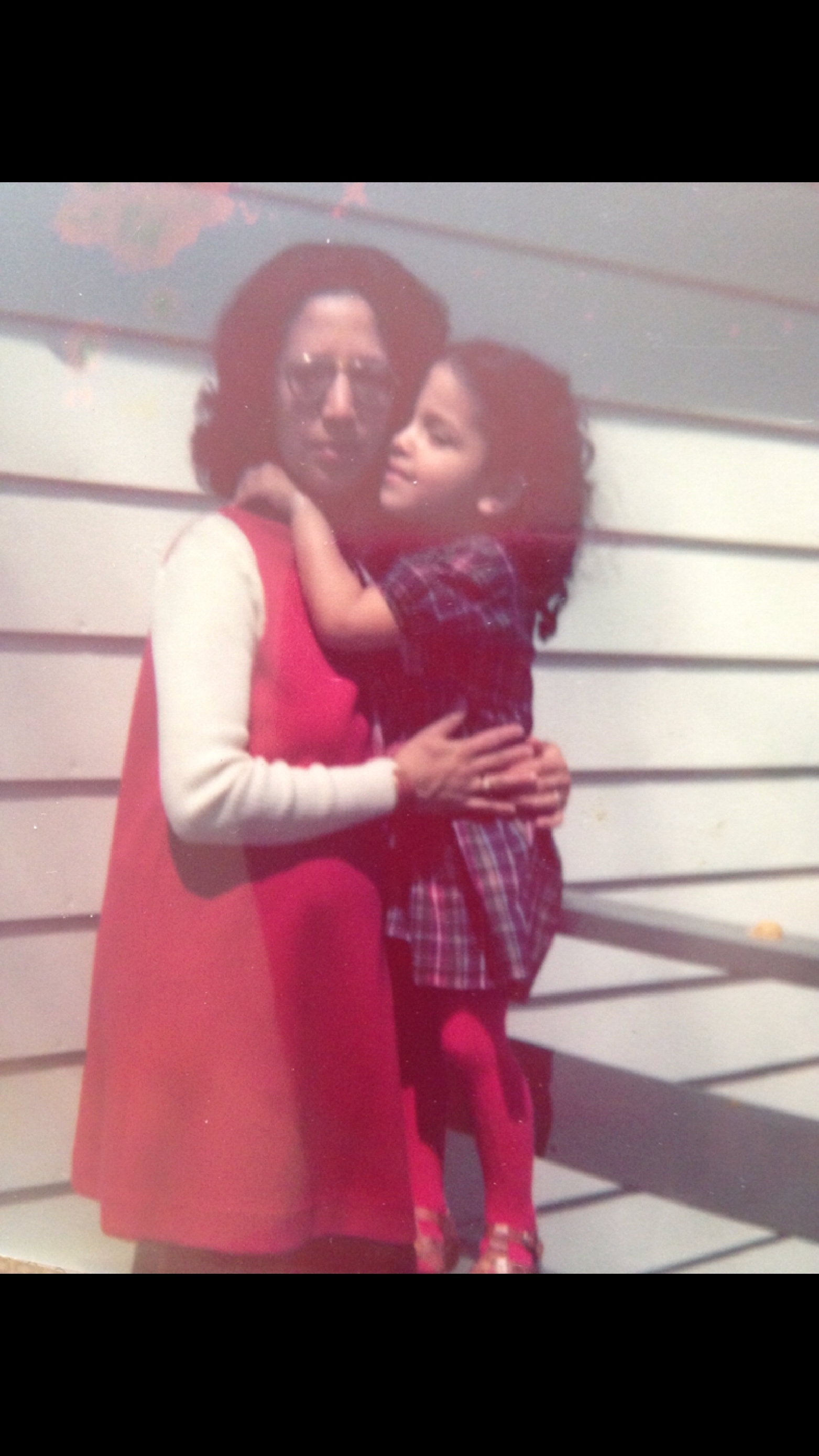 Carmen Rita Wong abraza a su madre, Lupe.
