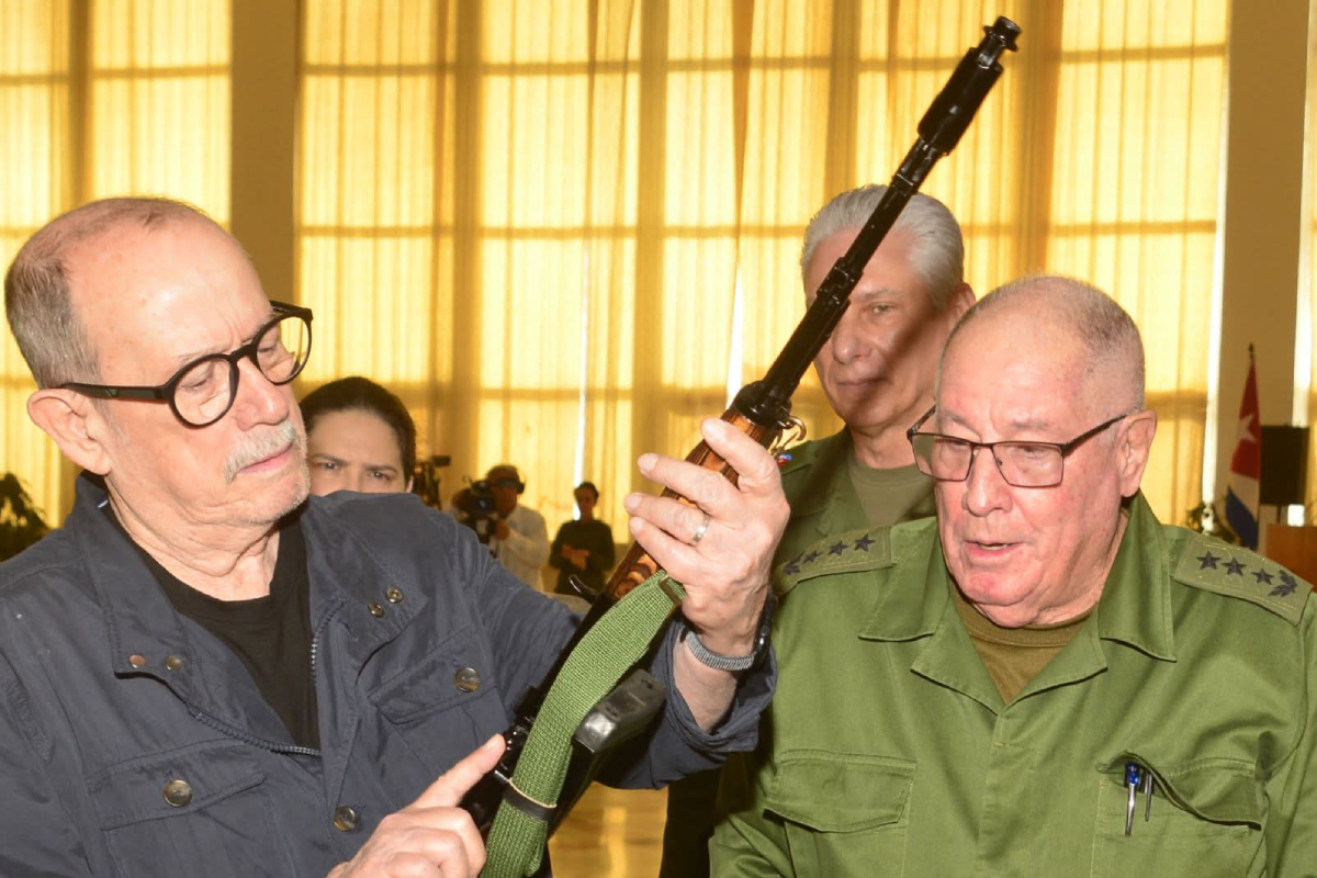 Silvio Rodr�guez sostiene su nuevo fusil