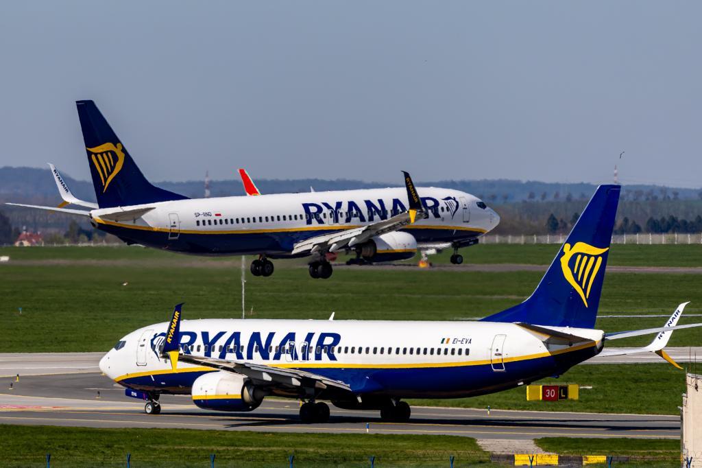Avi�n de Ryanair prepara el vuelo en un aeropuerto de Praga