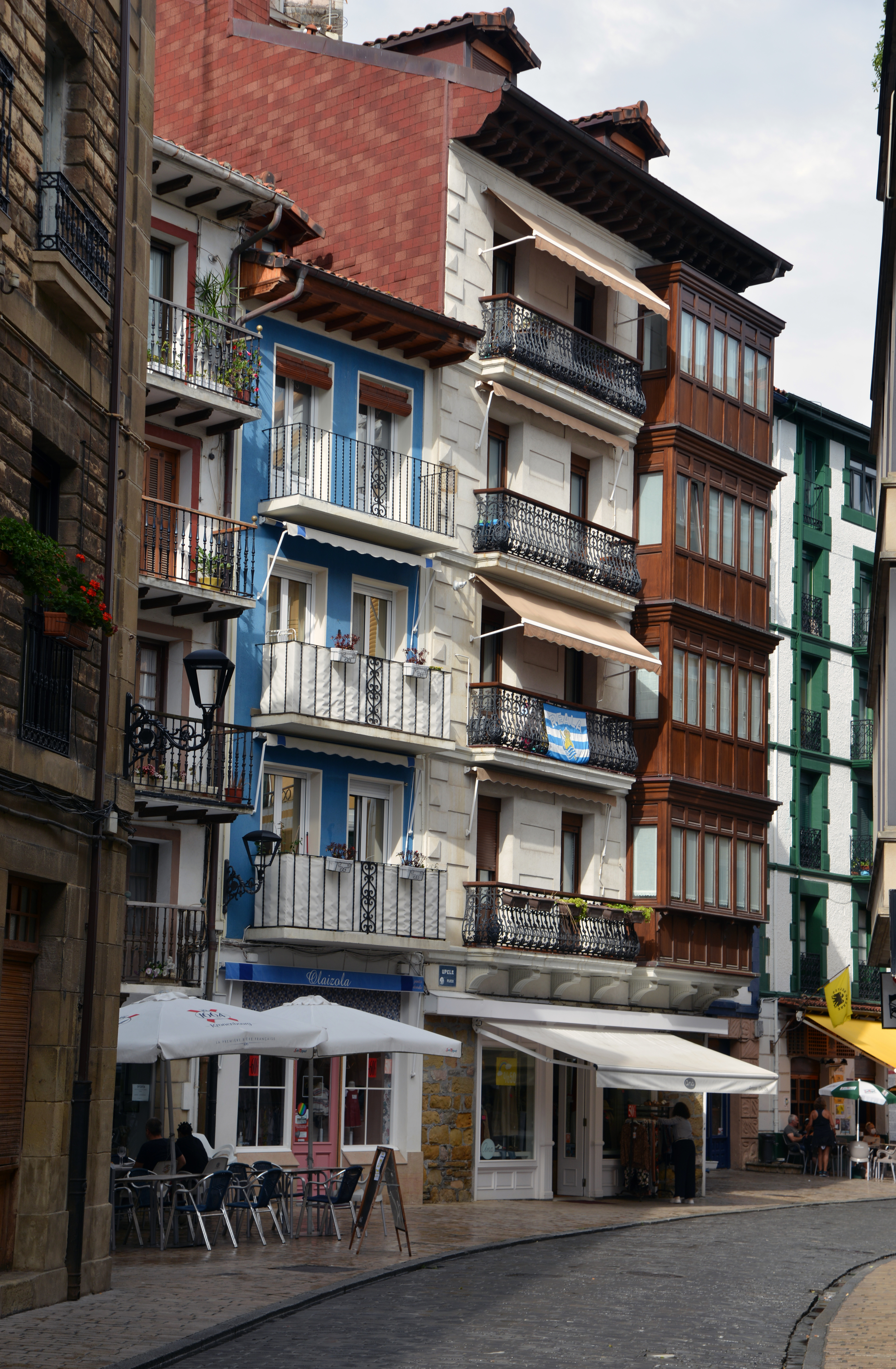 La ruta incluye hermosas villas marineras.