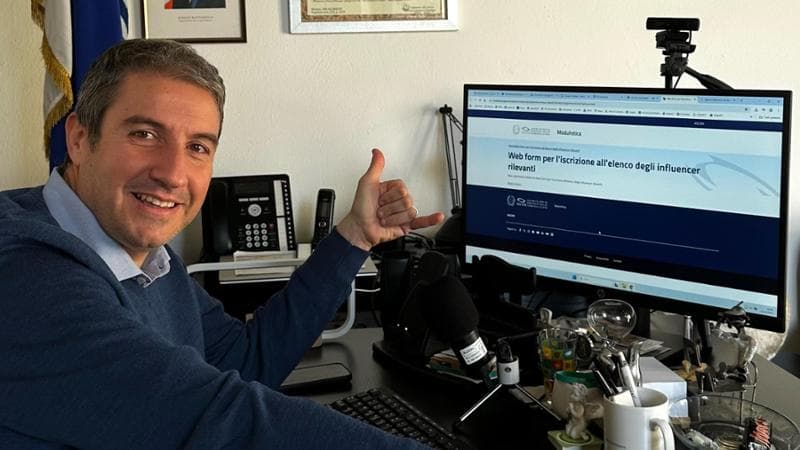 Marco Ballarini, 51 anni, nel suo ufficio. È diventato sindaco per la prima volta nel 2016 e nel 2021 è stato rieletto