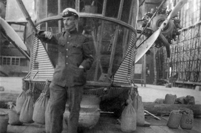 Евгений Максимилианович Оппман на фоне гондолы СССР В-3 «Красная Звезда» Евгений Максимилианович Оппман на фоне гондолы СССР В-3 «Красная Звезда»