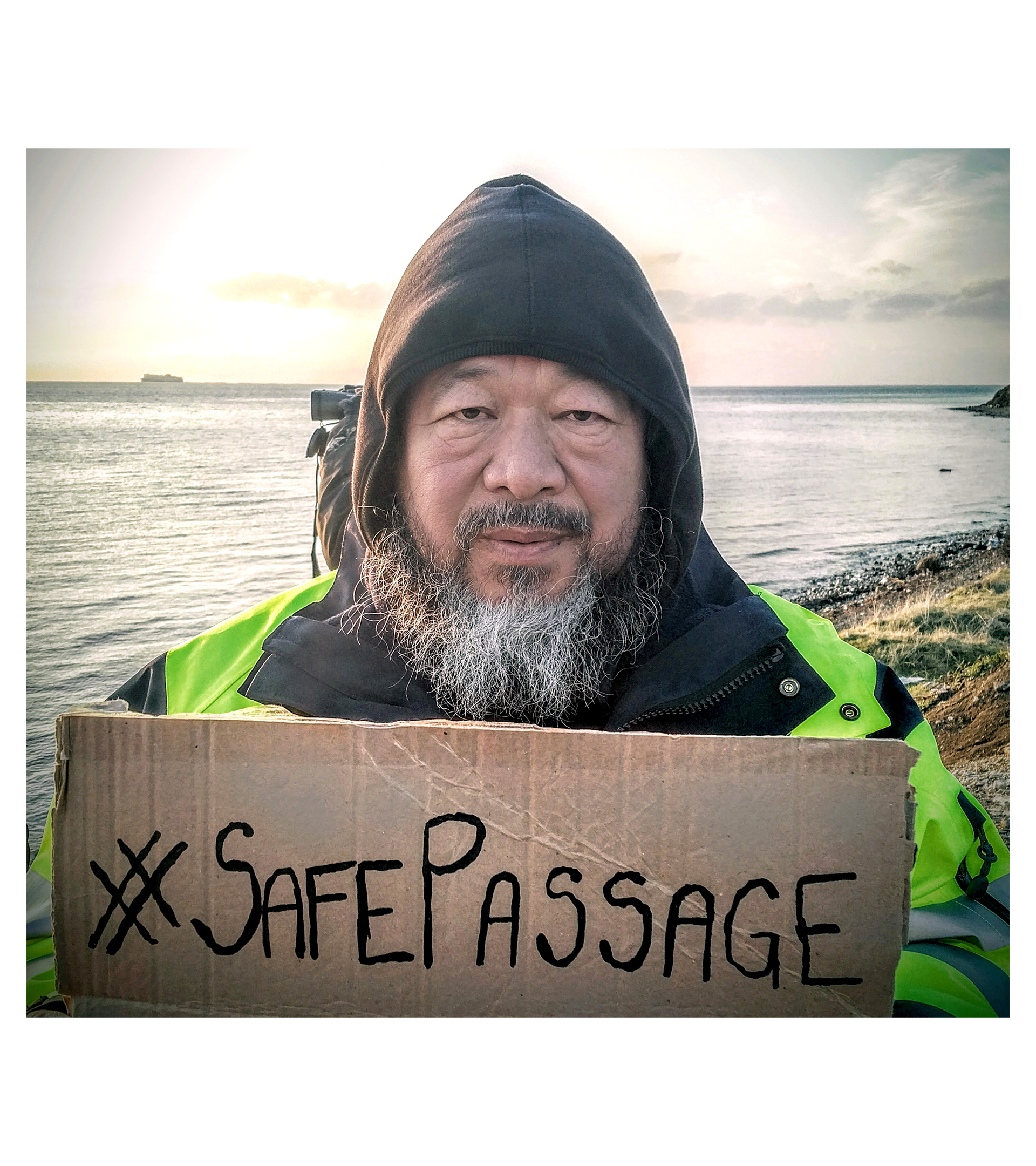 Ai Weiwei durante el rodaje de su documental 'Human Flow' en Lesbos (2016).