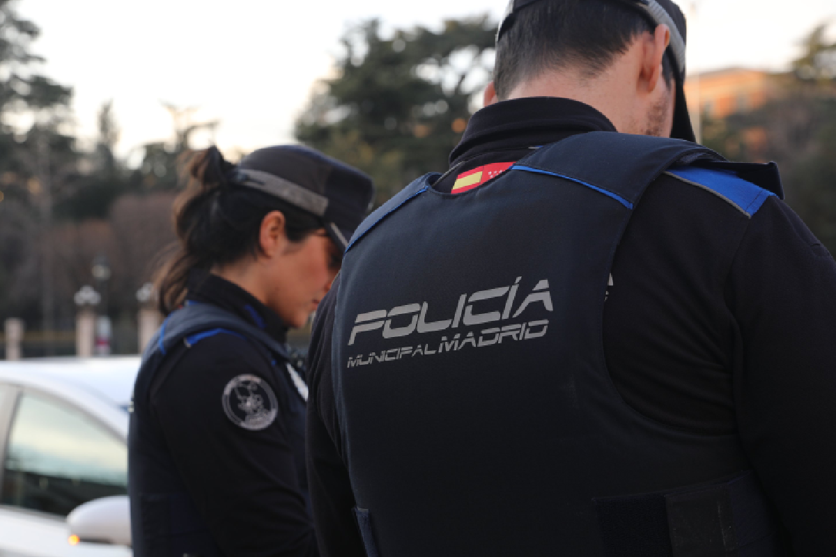 Dos agentes locales.