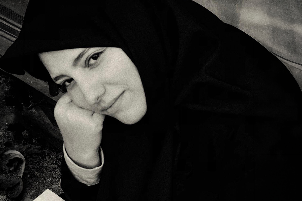 La actriz israel�-iran� Sogand Sara Fakheri con parte del rostro cubierto.