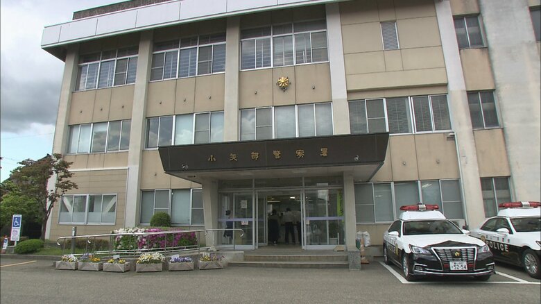 砺波市の薪店敷地で火事　廃材置き場の雑草が燃える、建物への延焼なし｜FNNプライムオンライン