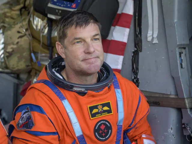 el astronauta de la CSA (Agencia Espacial Canadiense) Jeremy Hansen, especialista de la misión Artemis II, se ve sentado en un MH-60 Seahawk de la Armada del Escuadrón de Combate Marítimo de Helicópteros (HSC) 23 en la cubierta de vuelo del USS John P. Murtha después de que él y sus compañeros de tripulación, los astronautas de la NASA Reid Wiseman, Victor Glover y Christina Koch, fueran extraídos de su nave espacial Orion después del amerizaje en el Pacífico.
