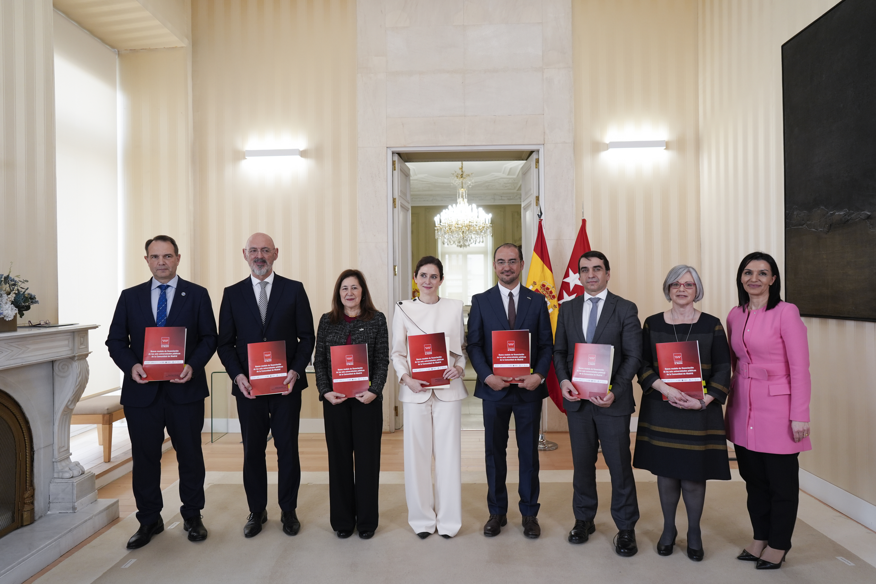 Ayuso y la consejera Zarzalejo, con los rectores.