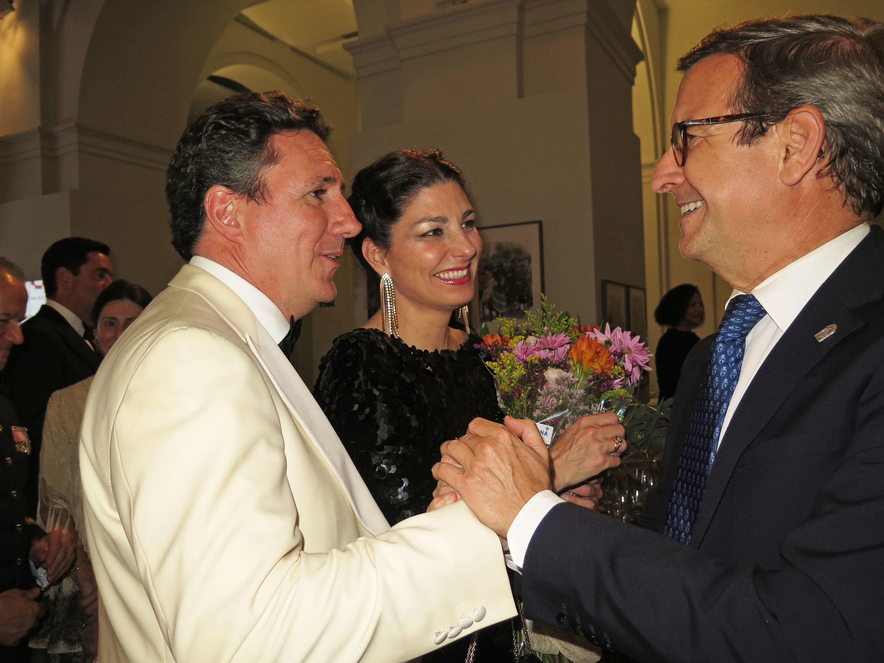 Roc�o Peralta y su marido, Cayetano Garc�a Soriano, con Jorge Paradela (consejero de Industria, Energ�a y Minas de la Junta de Andaluc�a).