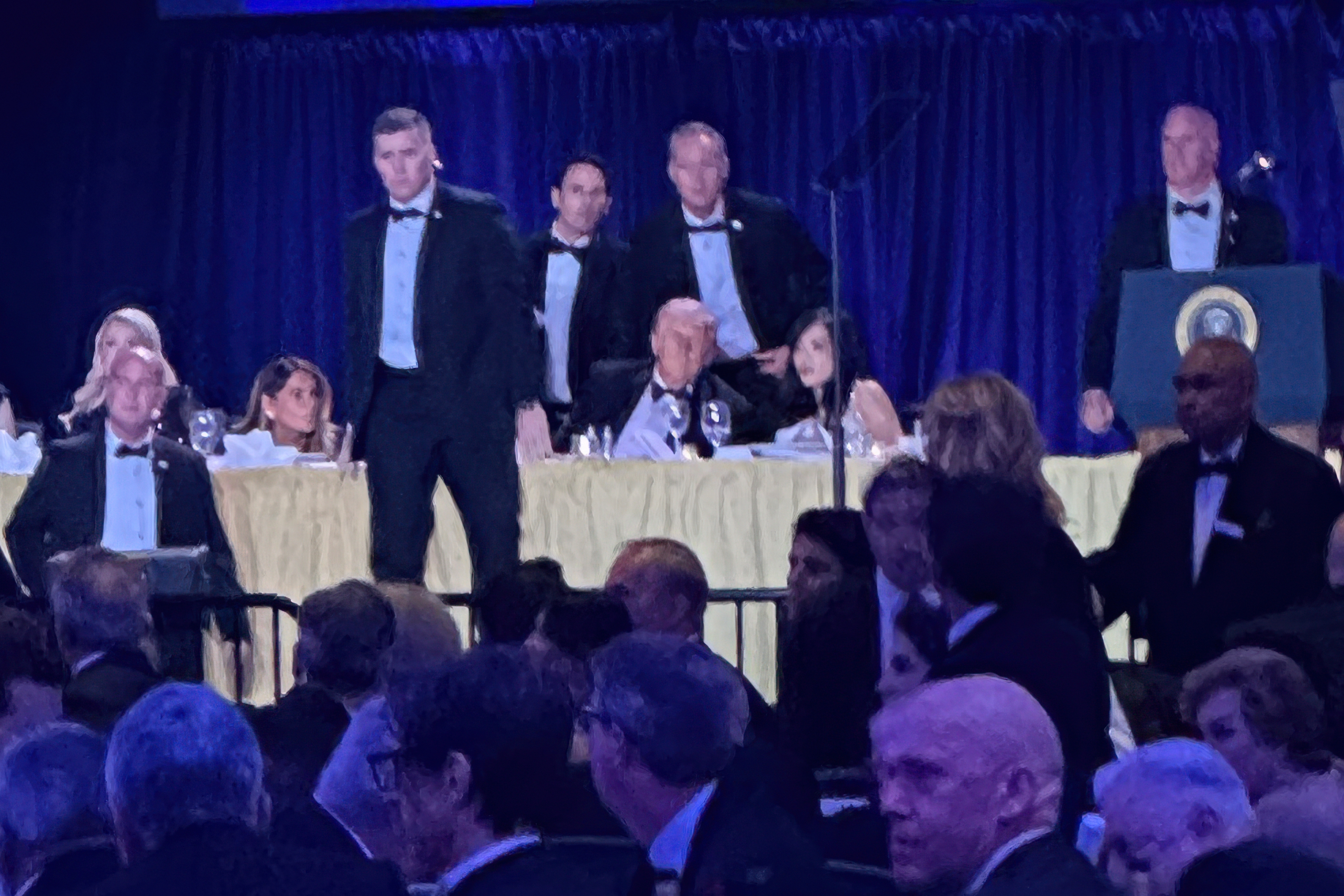 Agentes del Servicio Secreto rodean a Donald Trump tras un tiroteo fuera del sal�n durante la Cena de Corresponsales de la Casa Blanca.