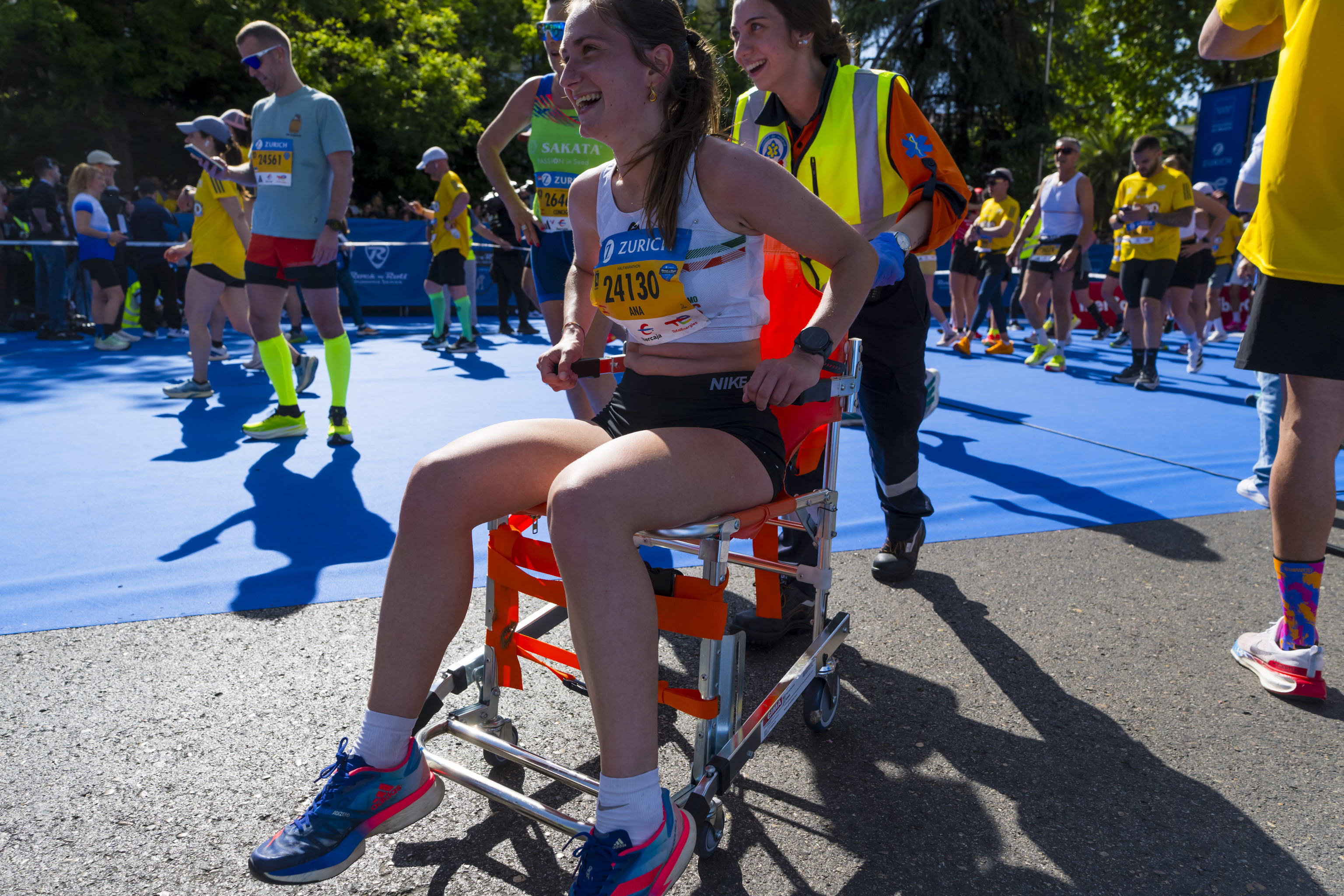 Una atleta llevanda en una silla tras acabar la carrera