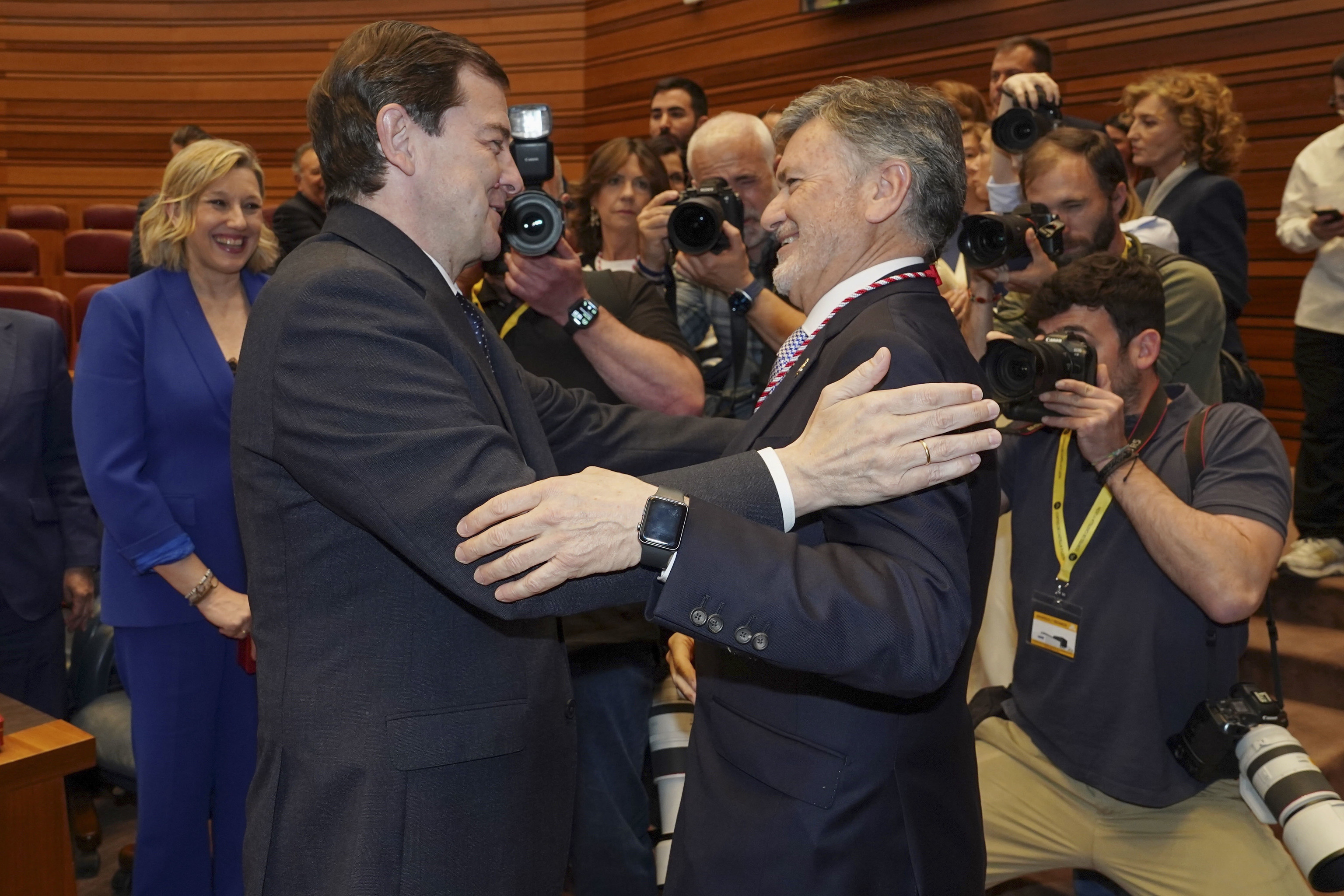 El secretario general del PP de Castilla y Le�n y procurador por Segovia, Francisco V�zquez (dcha.), es felicitado por el presidente en funciones de la Junta de Castilla y Le�n, Alfonso Fern�ndez Ma�ueco