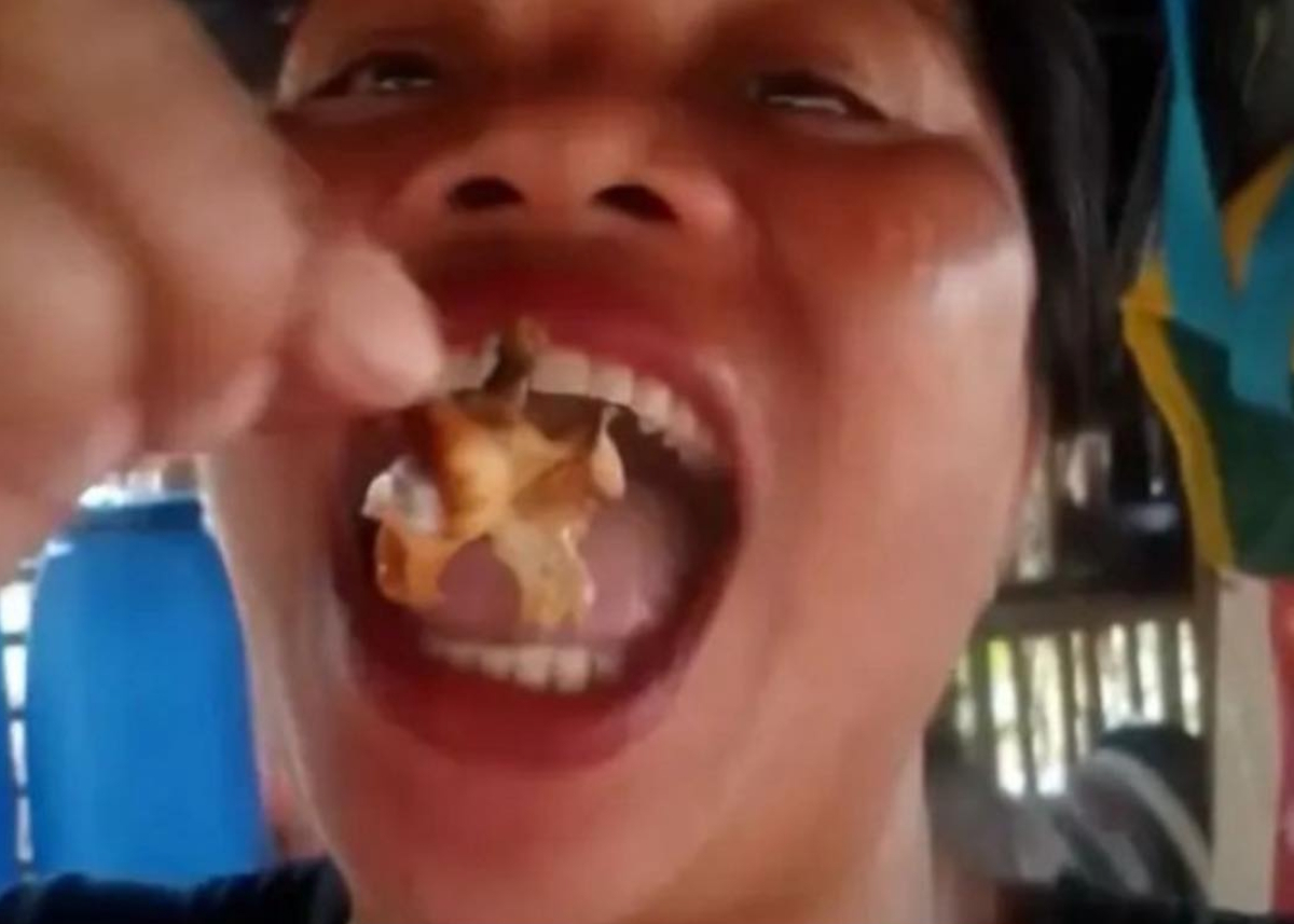 La influencer Emma Amit comiendo algunos alimentos en un v�deo en sus redes.